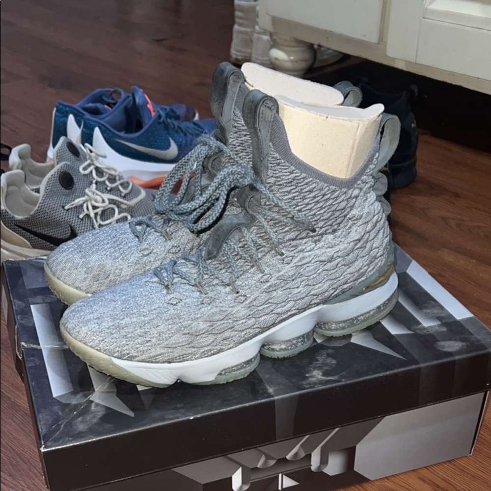 Lebron XV Basketball Shoes